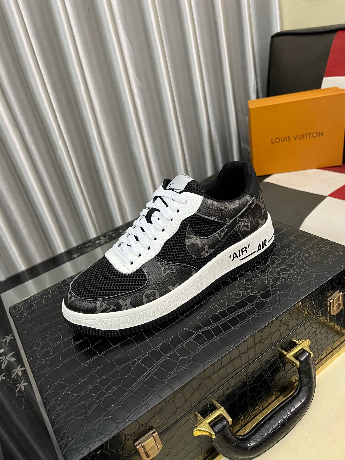 Men's shoes 💰440⌚️⌚️【LOUlS VUlTTON】Louis Vuitton ~ unique and casual style. LV counter purchasing 🏃casual shoes😍😍 are on sale at the men's counter at the same time. Italian imported brands select top-layer Italian cowhide. 🐑Sheepskin lining (refuses to discolor and grind feet) Sole: Original sole specially provided by the original factory 🎬Better in kind Code number: 38-443⃣️Color selection